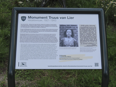 902401 Afbeelding van het uitlegbord bij het 'Monument Truus van Lier - Verzetsvrouw, 1921-1943' (een beeldhouwwerk), ...